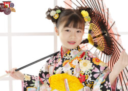 レトロモダンな着物で七五三写真撮影 黄色の髪飾りが似合う女の子