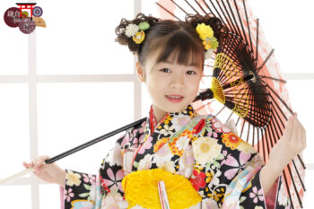 レトロモダンな着物で七五三写真撮影 黄色の髪飾りが似合う女の子