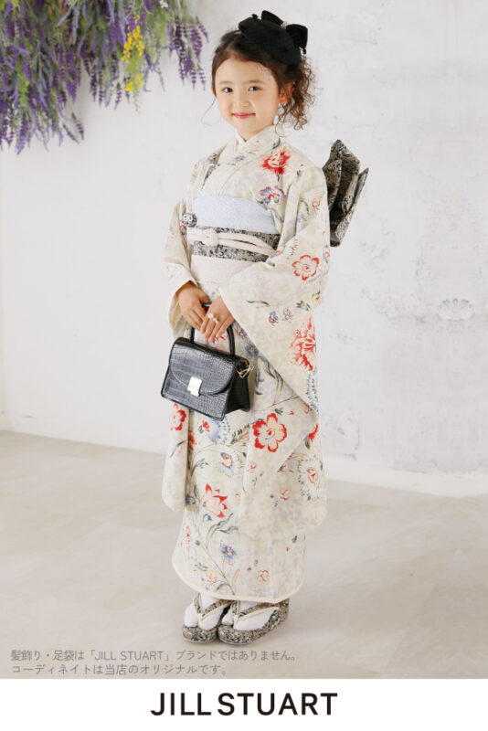 プレシュスタジオのレンタル着物 JILL STUART アイボリーにモダンな花柄の着物＋黒金の帯 7歳の女の子の七五三向け