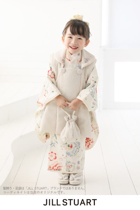 プレシュスタジオのレンタル着物 JILL STUART アイボリーの被布にアイボリーと赤い花柄の着物 3歳の女の子の七五三向け
