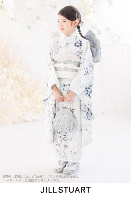 プレシュスタジオのレンタル着物 JILL STUART 明るいグレーにモダンな青い花柄の着物＋ブルーグレーの帯 7歳の女の子の七五三向け