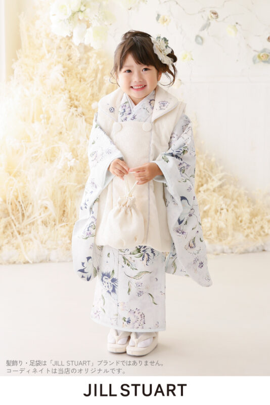 プレシュスタジオのレンタル着物 JILL STUART クリーム色の被布にモダンなネイビーの花柄の着物 3歳の女の子の七五三向け