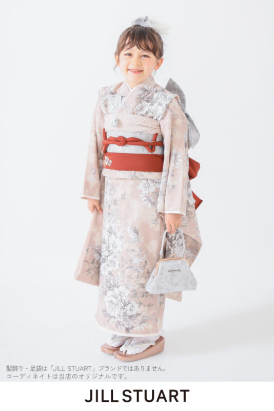 プレシュスタジオのレンタル着物 JILL STUART 淡いくすみピンクにモノトーンの花柄のモダンな着物＋えんじ色の帯 7歳の女の子の七五三向け