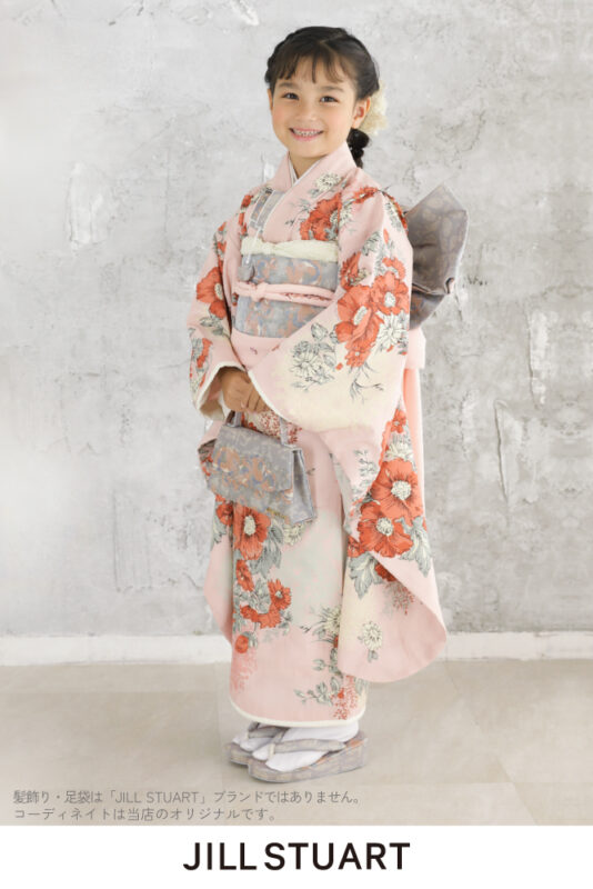 プレシュスタジオのレンタル着物 JILL STUART 淡いくすみピンクにポピー・椿の花柄のモダンな着物＋グレーの帯 7歳の女の子の七五三向け