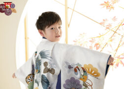 白い羽織袴で七五三の記念写真撮影 和室セットで振り向きポーズの男の子