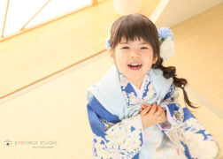 水色の着物で七五三記念写真撮影 3歳の女の子