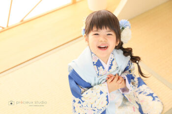 水色の着物で七五三記念写真撮影 3歳の女の子
