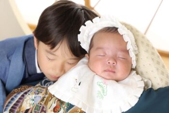 兄弟でお宮参りの記念写真撮影 お兄ちゃんと一緒に