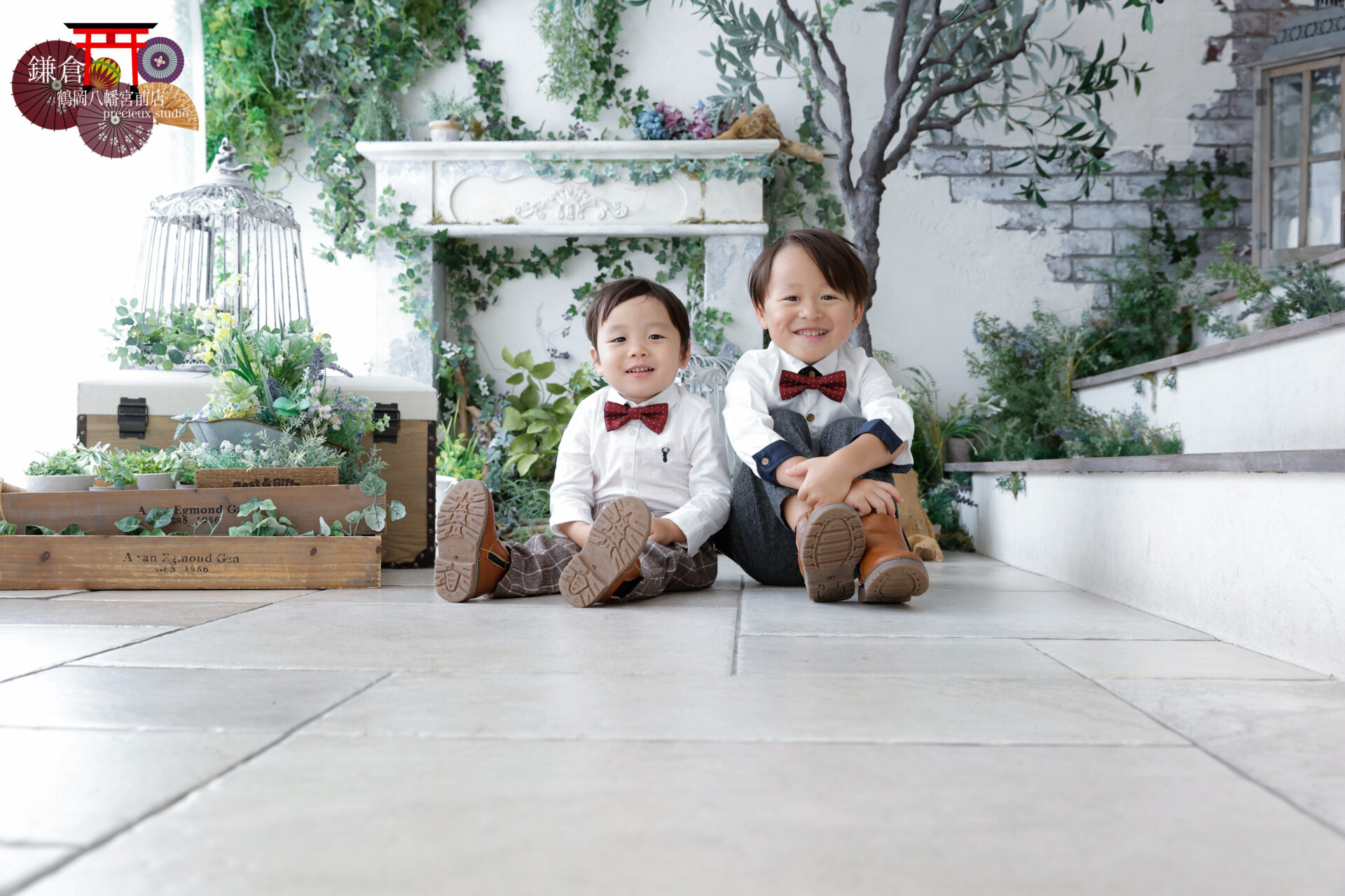 白シャツに蝶ネクタイで兄弟リンクコーデの七五三フォト