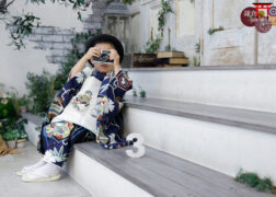 撮影小物のカメラを構える男の子 おしゃれなネイビーの着物で3歳の七五三記念写真撮影