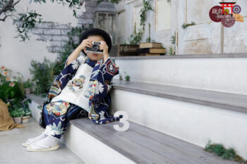 撮影小物のカメラを構える男の子 おしゃれなネイビーの着物で3歳の七五三記念写真撮影