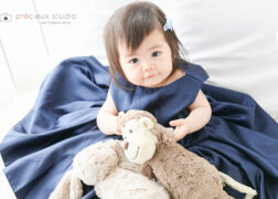 1歳のお誕生日のバースデーフォト 青いドレスで撮影