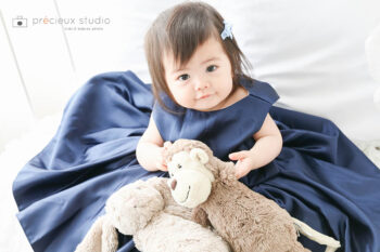1歳のお誕生日のバースデーフォト 青いドレスで撮影