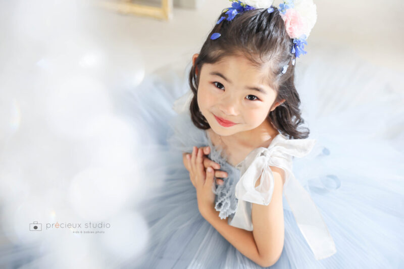 水色のチュールドレスで七五三写真撮影 生花をあしらったフルールオプションでヘアアレンジ