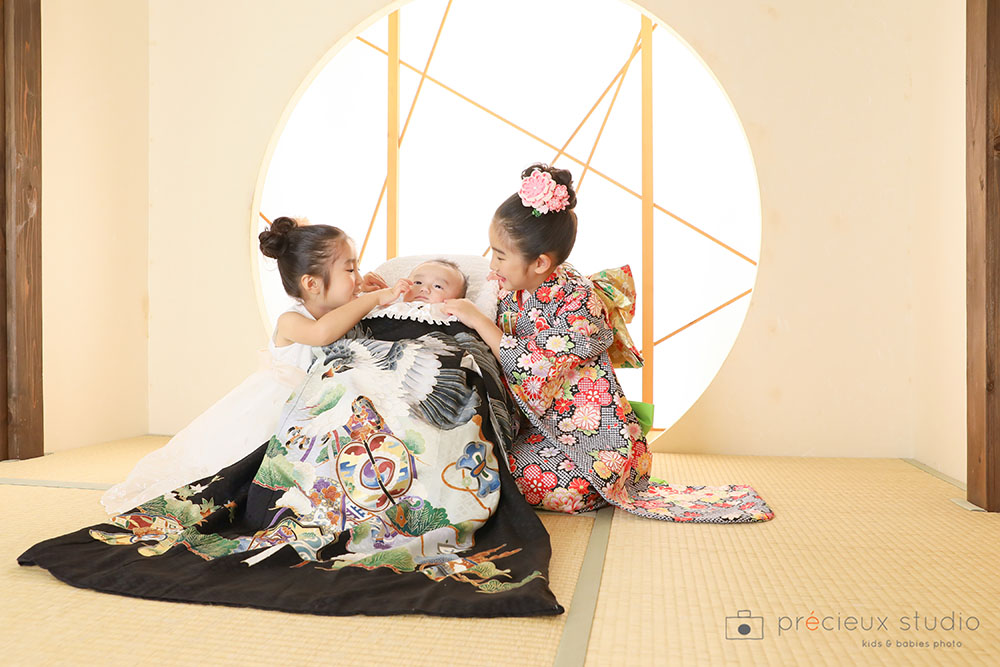 お姉ちゃんと弟でお宮参りの記念写真撮影 和室セット