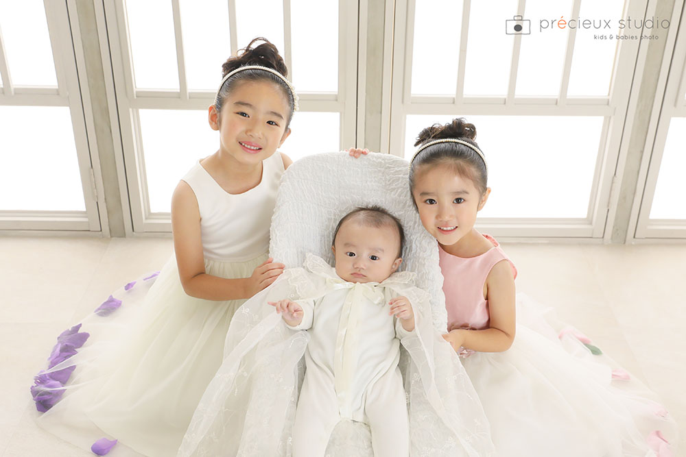 お姉ちゃんと弟でお宮参りの記念写真撮影 明るい洋風セット