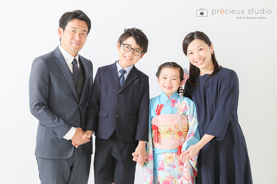 7歳の七五三記念に4人で家族写真撮影 フォーマルな服装のお兄ちゃんとママ・パパ・水色の着物の女の子