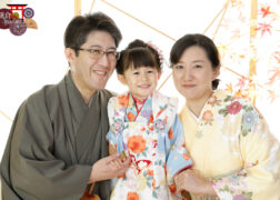 家族で着物姿の七五三写真撮影 水色のモダンな被布の3歳の女の子とママとパパ