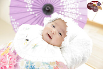 お宮参りの記念写真撮影 和室でカメラ目線の赤ちゃん