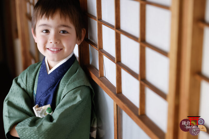 緑の羽織袴で5歳の七五三記念写真撮影 障子の前でポーズの男の子