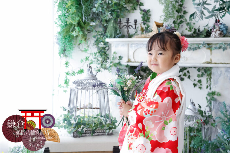 赤と白の着物で3歳の七五三記念写真撮影