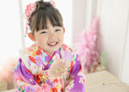 紫の着物で七五三写真撮影 3歳の女の子