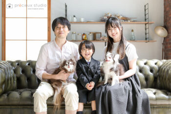 2匹と愛犬と一緒に家族写真・洋装七五三写真撮影 スーツの男の子とママとパパ