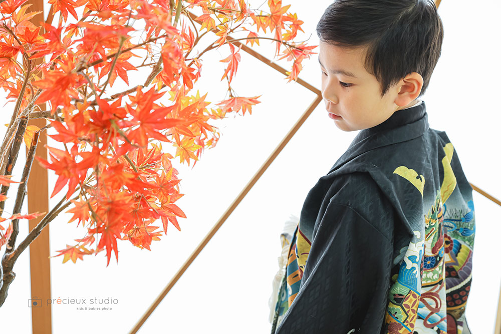 5歳の男の子の七五三記念写真撮影 かっこよさと華やかさの輝く着物姿