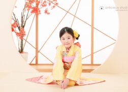黄色い着物で7歳の七五三記念写真撮影