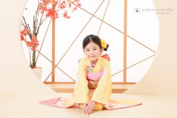 黄色い着物で7歳の七五三記念写真撮影