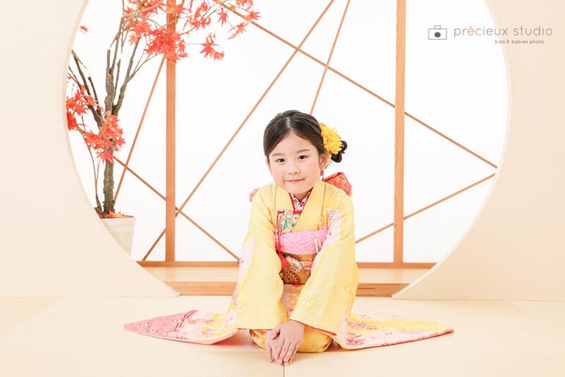 黄色い着物で7歳の七五三記念写真撮影