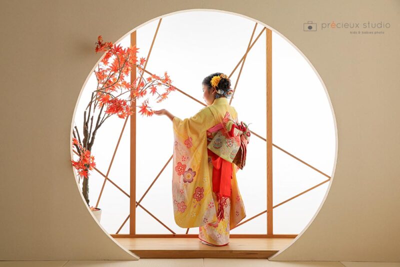 黄色の着物に赤い帯で七五三記念写真撮影 7歳の女の子