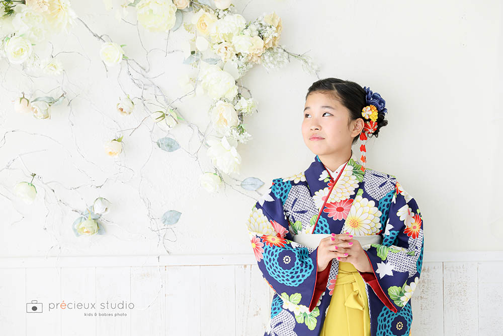 ハーフ成人式記念写真 華やかな黄色の袴&ワンピースで記念撮影 ｜店舗