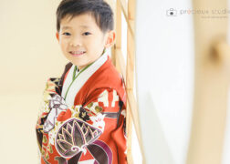 秋色の羽織袴で七五三記念写真撮影の男の子