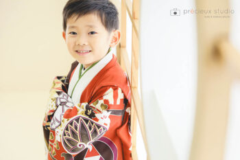 秋色の羽織袴で七五三記念写真撮影の男の子