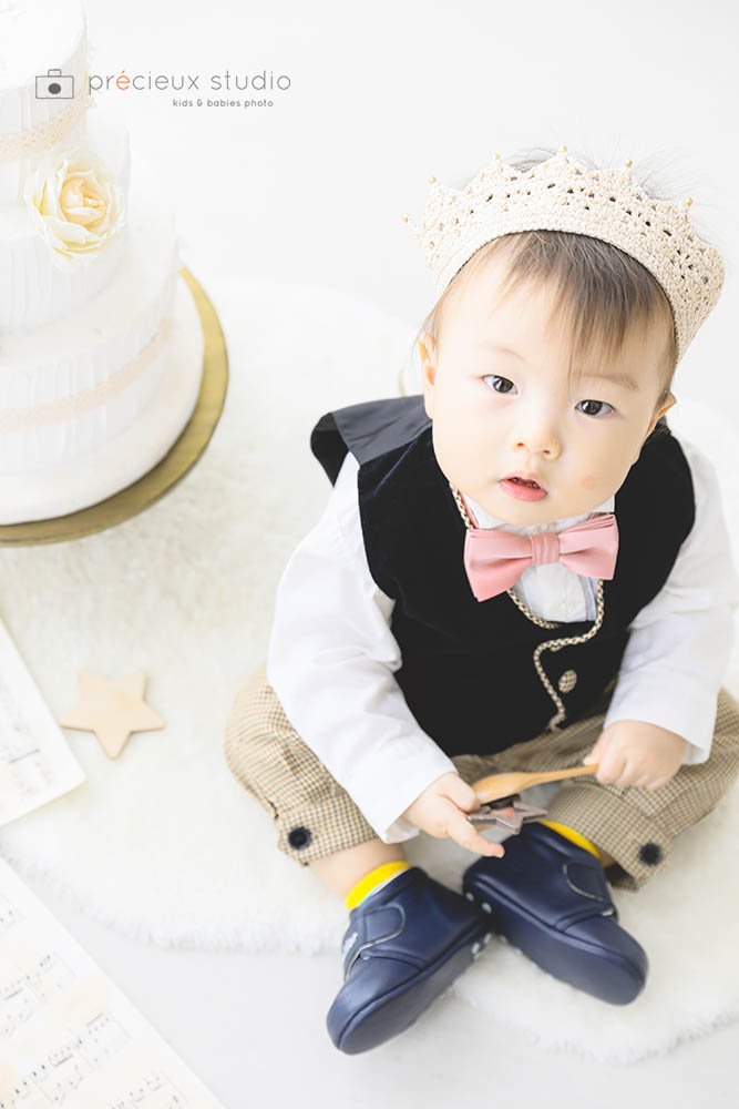 1歳のお誕生日記念写真 お持ち込みの一升餅&衣装で撮影 ｜店舗ブログ