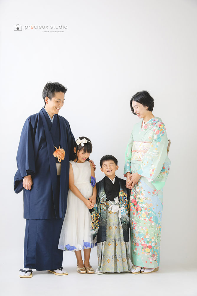 家族4人で七五三写真撮影 パパとママも着物姿で参加 男の子の七五三