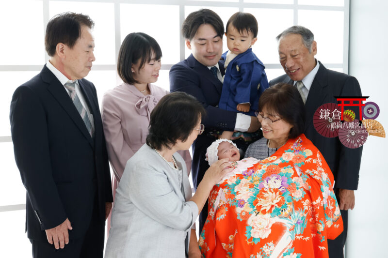 家族3世代でお宮参りの記念写真撮影
