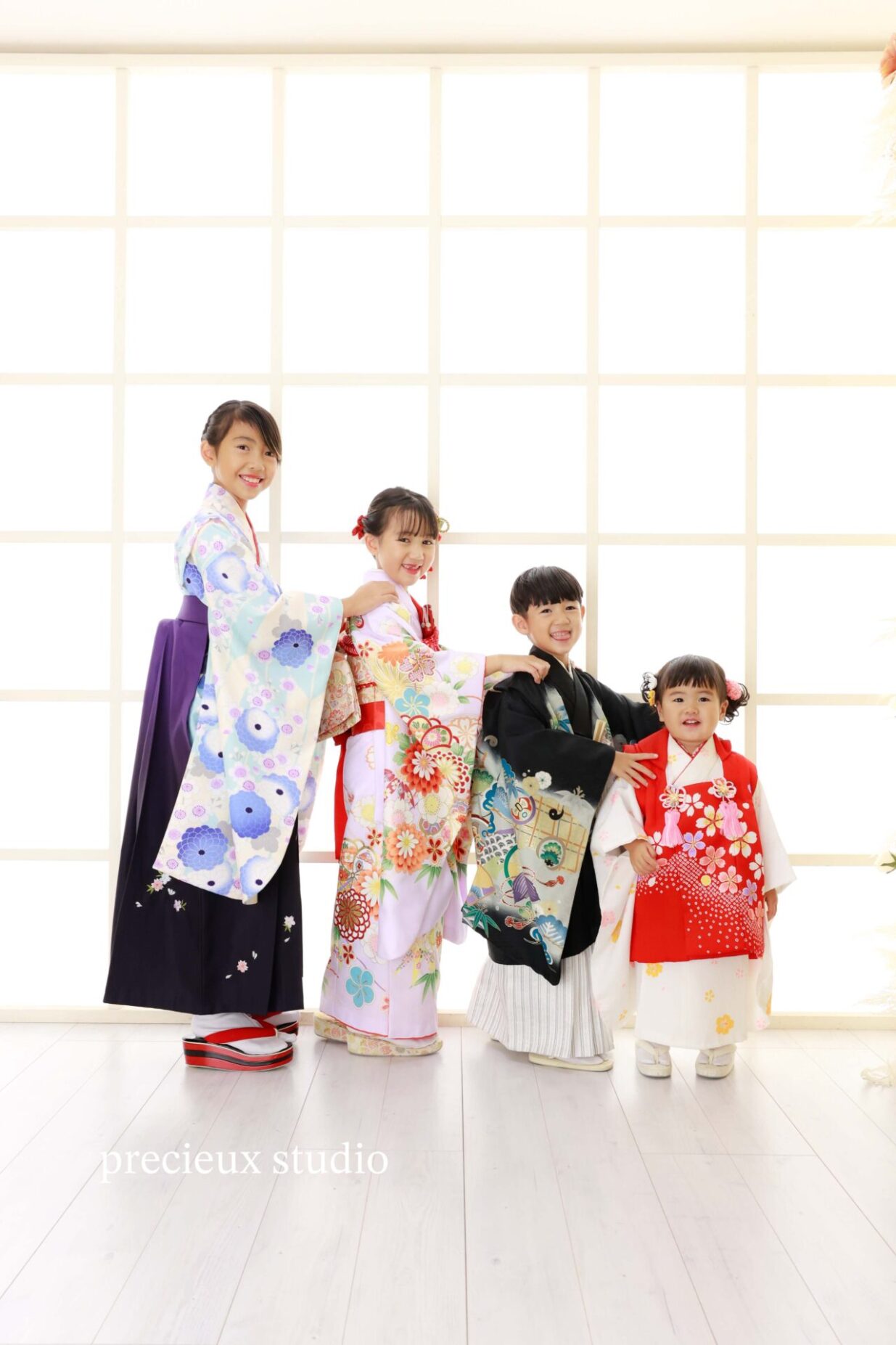 4人きょうだいで七五三記念写真撮影 着物姿で並んでポーズ