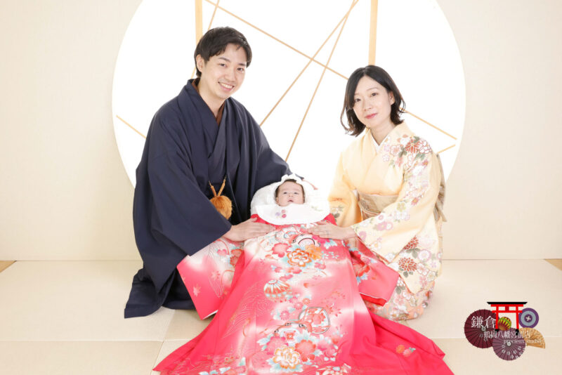 家族でお宮参りの記念写真撮影 着物姿のママとパパと赤ちゃん