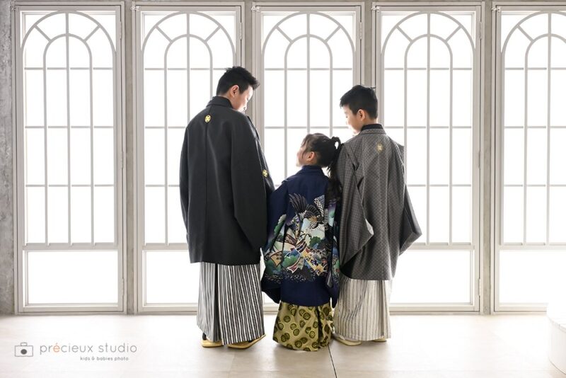 七五三記念写真撮影 羽織袴で並ぶ後ろ姿