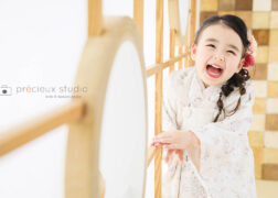 白系の着物で七五三記念写真 和室で撮影する女の子