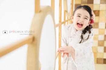 白系の着物で七五三記念写真 和室で撮影する女の子