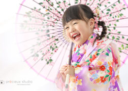 ピンクの着物と和傘で3歳の七五三の記念写真撮影