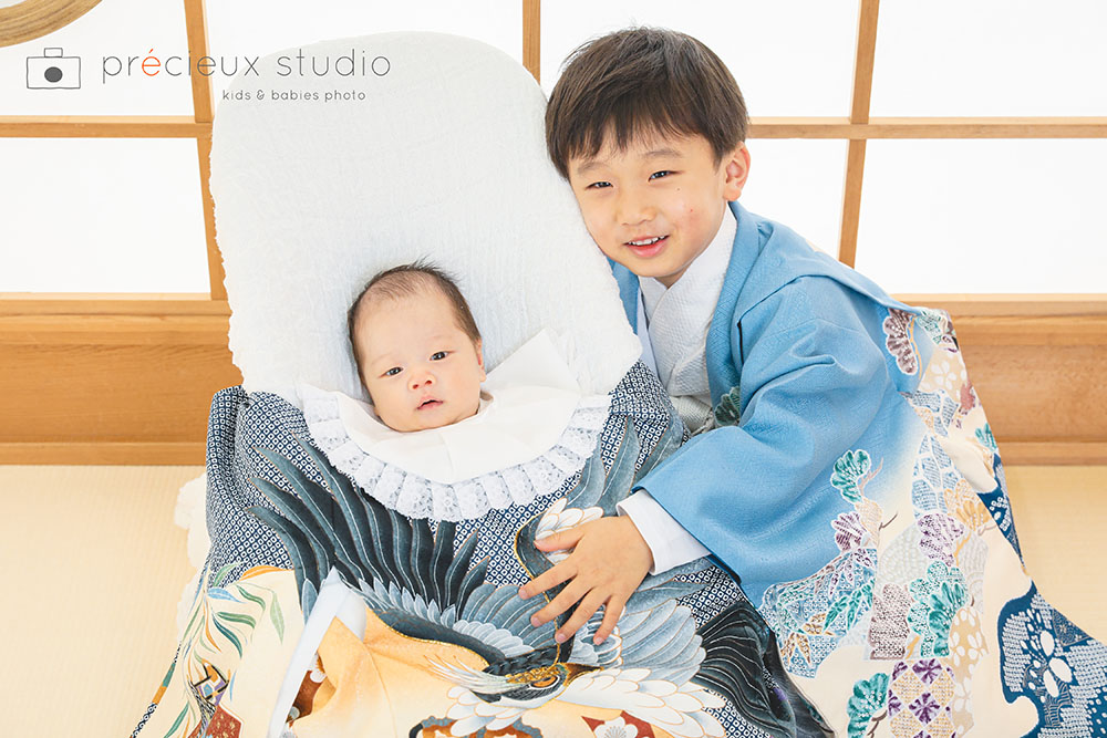 お宮参りの弟と七五三のお兄ちゃんの記念写真撮影