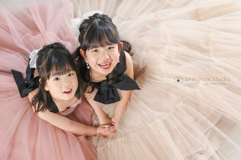 姉妹でプリンセスドレスを着て洋装七五三写真撮影