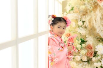 ピンクの着物にお花の髪飾りで3歳の七五三写真撮影