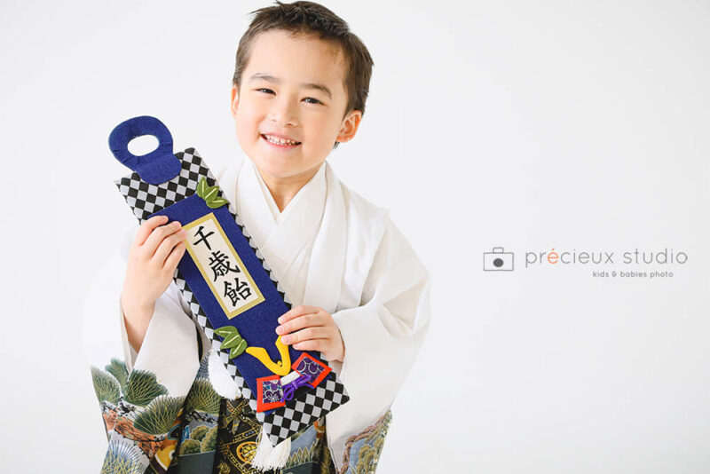 5歳の七五三の記念写真撮影 千歳飴を持つ男の子