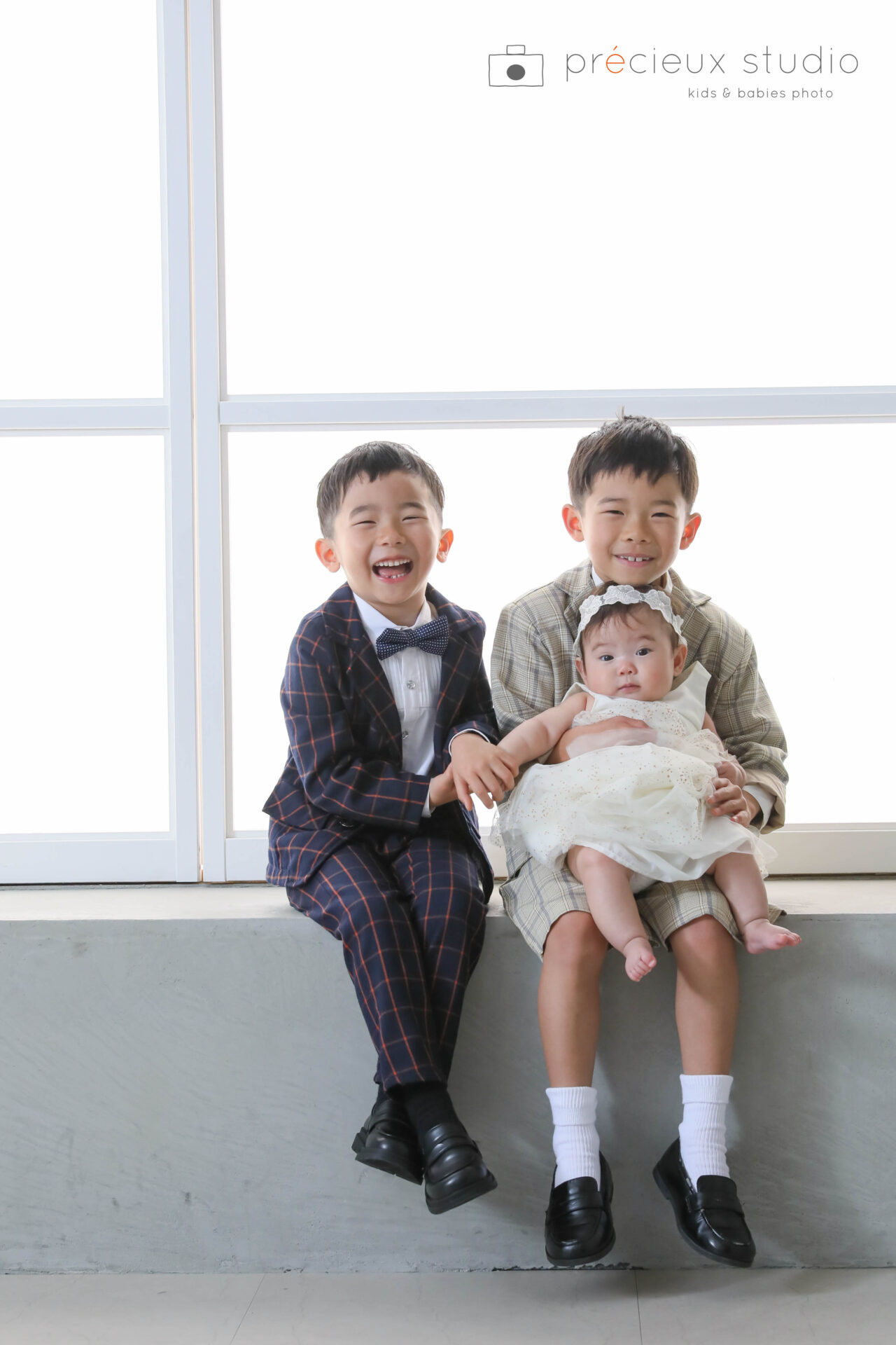 お兄ちゃん2人と妹でお宮参りの記念写真撮影 洋装でおめかし