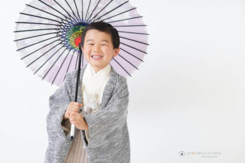プレシュスタジオオリジナルの羽織袴で5歳の七五三写真撮影 和傘をさす男の子